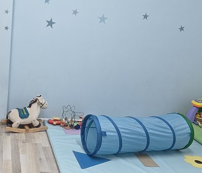 Игровая комната для малышей — стена со звёздами, деревянная кухня и тоннель для ползания